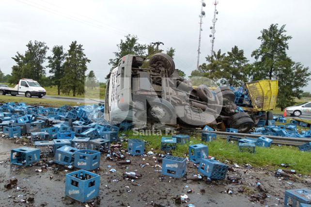 Volcó un camión, frente al hotel Colón,  en la Aut. Santa Fe - Rosario