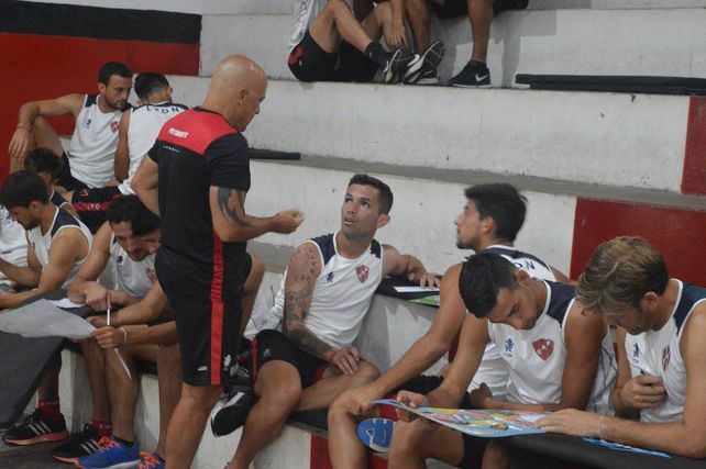 Diferente. Carabajal y Briñone dialogan con Marcial Pérez.