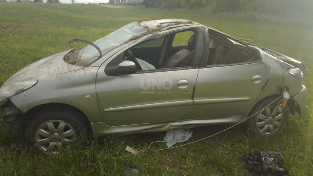 Insólito: hallaron a un ladrón dentro de un auto volcado en Nelson, que fue robado en Progreso