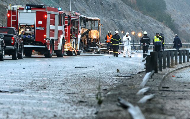 Mueren 46 personas al incendiarse un micro en Bulgaria, el peor siniestro europeo en la última década