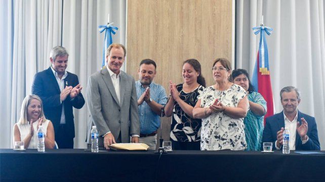 Gustavo Bordet hizo anuncios para escuelas de la provincia