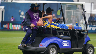 El defensor de Central, Carlos Quintana, deja la cancha de Gimnasia con evidentes signos de dolor.&nbsp;