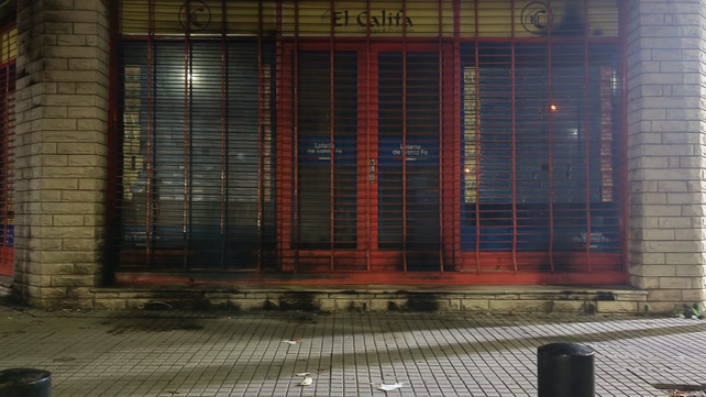 El fuego en la agencia de Mendoza al 4200 afectó sólo el frente, sin provocar daños importantes. Fue el segundo hecho que sufrió ese local. 