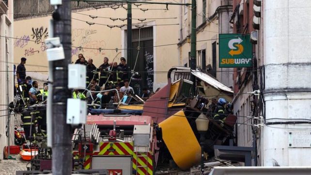 El tranvía chocó contra un edificio y dejó al menos quince muertos