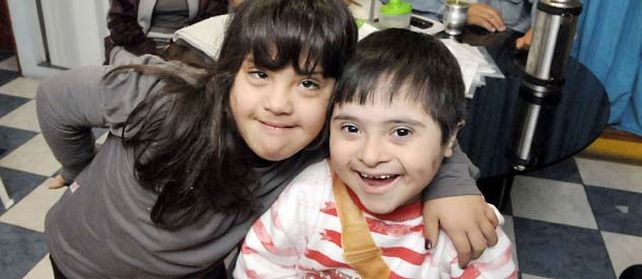 Chicos especiales que quieren ir a la escuela igual que los demás. Los equipos terapéuticos aseguran que lo pueden hacer