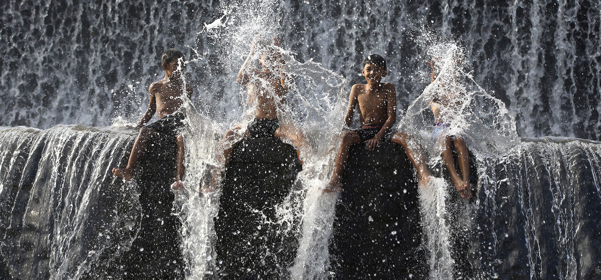 Niños se bañan en una presa del río Unda, antes del día Mundial del Agua, en Klungkung, Bali, Indonesia, el martes 19 de marzo de 2024. El río Unda, el segundo río más grande de la isla de Bali, se ha utilizado para actividades turísticas para rafting y actividades de riego agrícola. (Foto AP/Firdia Lisnawati) Niños se bañan en una presa del río Unda, antes del día Mundial del Agua, en Klungkung, Bali, Indonesia, el martes 19 de marzo de 2024. El río Unda, el segundo río más grande de la isla de Bali, se ha utilizado para actividades turísticas para rafting y actividades de riego agrícola. (Foto AP/Firdia Lisnawati)
