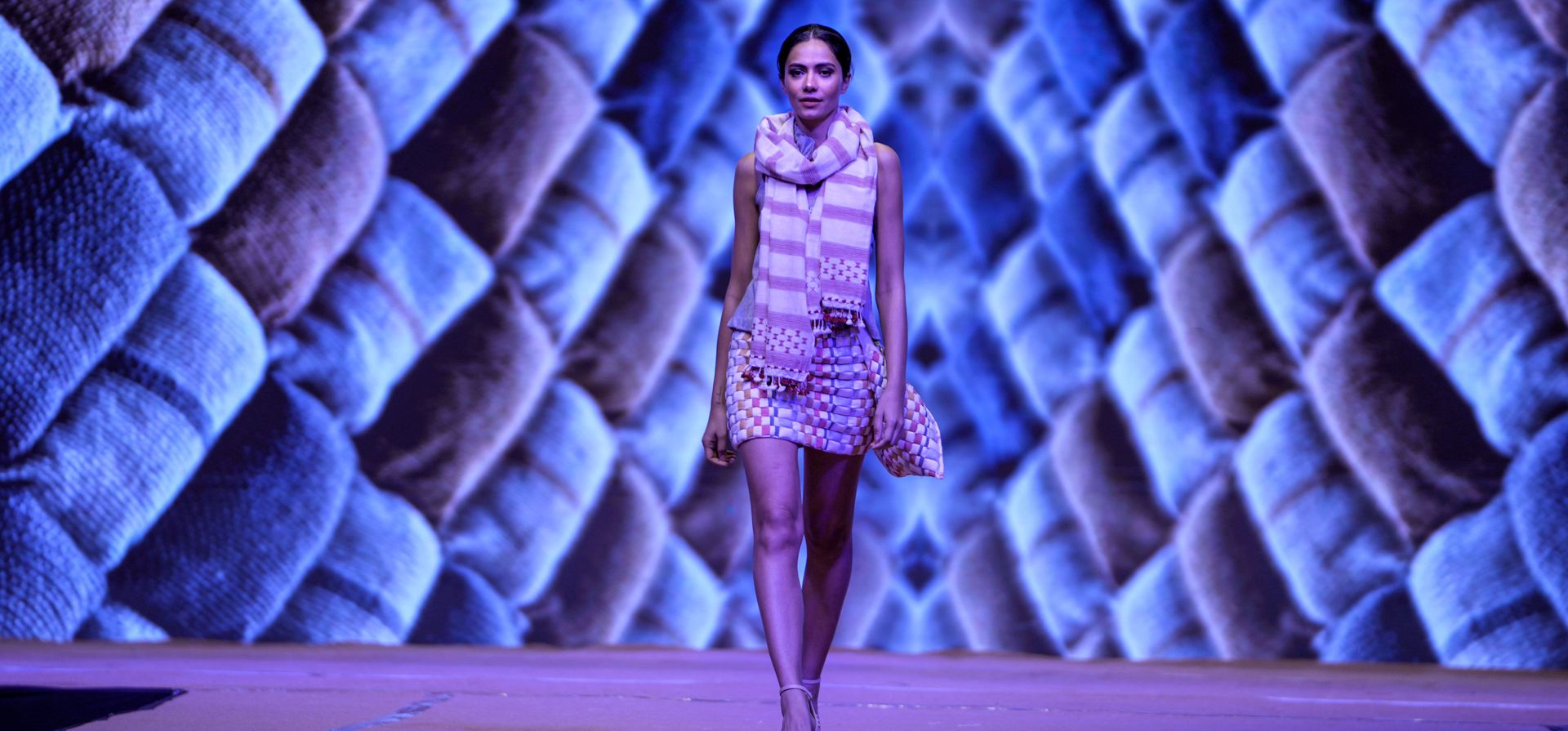 Una modelo muestra el tejido Sujani y la artesanía del algodón Kala durante un desfile de moda en Ahmedabad, India, el domingo 3 de marzo de 2024. El espectáculo tenía como objetivo mostrar diseños creados en colaboración con artesanos capacitados bajo la iniciativa Hastakala Setu del gobierno de Gujarat junto con el Instituto de Desarrollo Empresarial de la India. (Foto AP/Ajit Solanki) Una modelo muestra el tejido Sujani y la artesanía del algodón Kala durante un desfile de moda en Ahmedabad, India, el domingo 3 de marzo de 2024. El espectáculo tenía como objetivo mostrar diseños creados en colaboración con artesanos capacitados bajo la iniciativa Hastakala Setu del gobierno de Gujarat junto con el Instituto de Desarrollo Empresarial de la India. (Foto AP/Ajit Solanki)