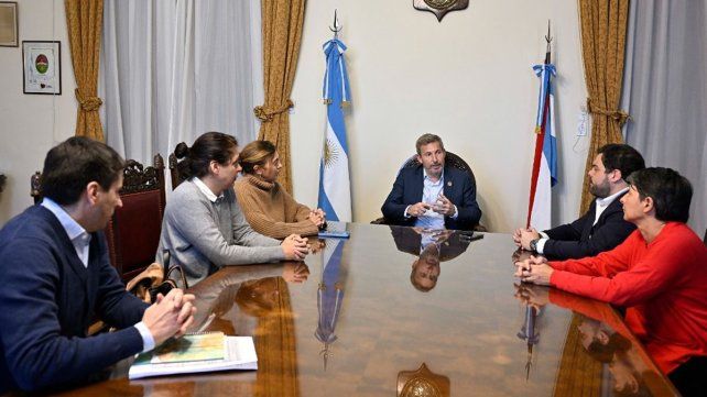 Rogelio Frigerio e integrantes de Padres Organizados Entre Ríos dialogaron sobre días de clases