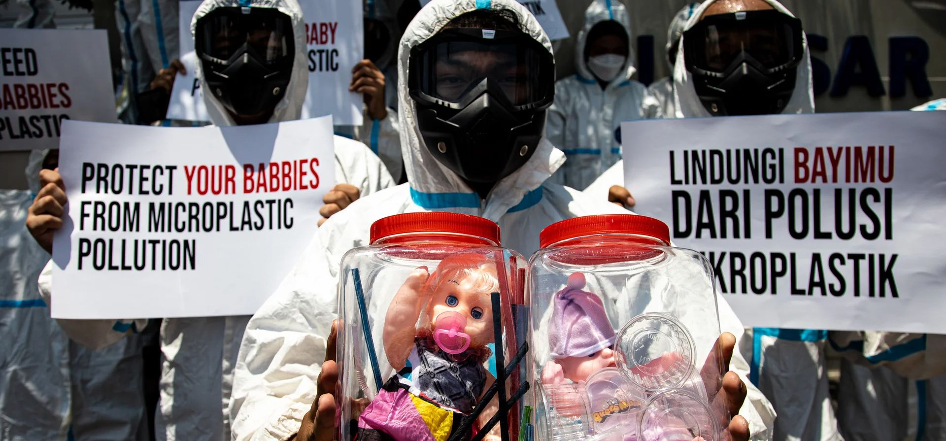 Activistas de Observación Ecológica y Conservación de Humedales de Indonesia se reúnen en protesta para exigir la retirada de los productos que contienen microperlas de plástico frente a la oficina de la Agencia Nacional de Control de Drogas y Alimentos, Surabaya, Indonesia. Fotografía: Robertus Pudyanto/Getty Images Activistas de Observación Ecológica y Conservación de Humedales de Indonesia se reúnen en protesta para exigir la retirada de los productos que contienen microperlas de plástico frente a la oficina de la Agencia Nacional de Control de Drogas y Alimentos, Surabaya, Indonesia. Fotografía: Robertus Pudyanto/Getty Images