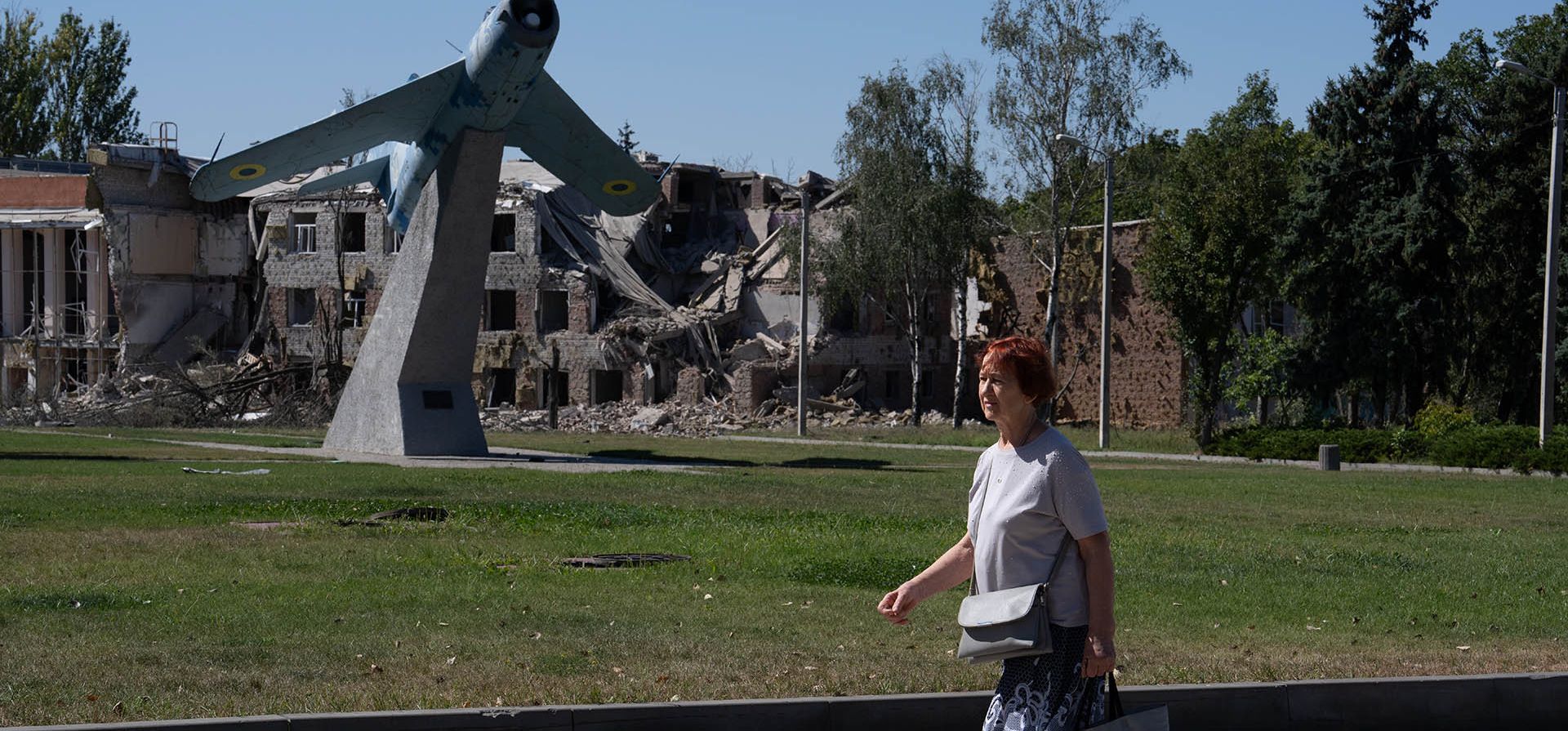 Una mujer pasa junto al centro de educación extraescolar dañado por una bomba guiada por el aire rusa en Kramatorsk, región de Donetsk, Ucrania, el martes 1 de septiembre de 2026. (Iryna Rybakova/93.ª Brigada Mecanizada de Ucrania vía AP)