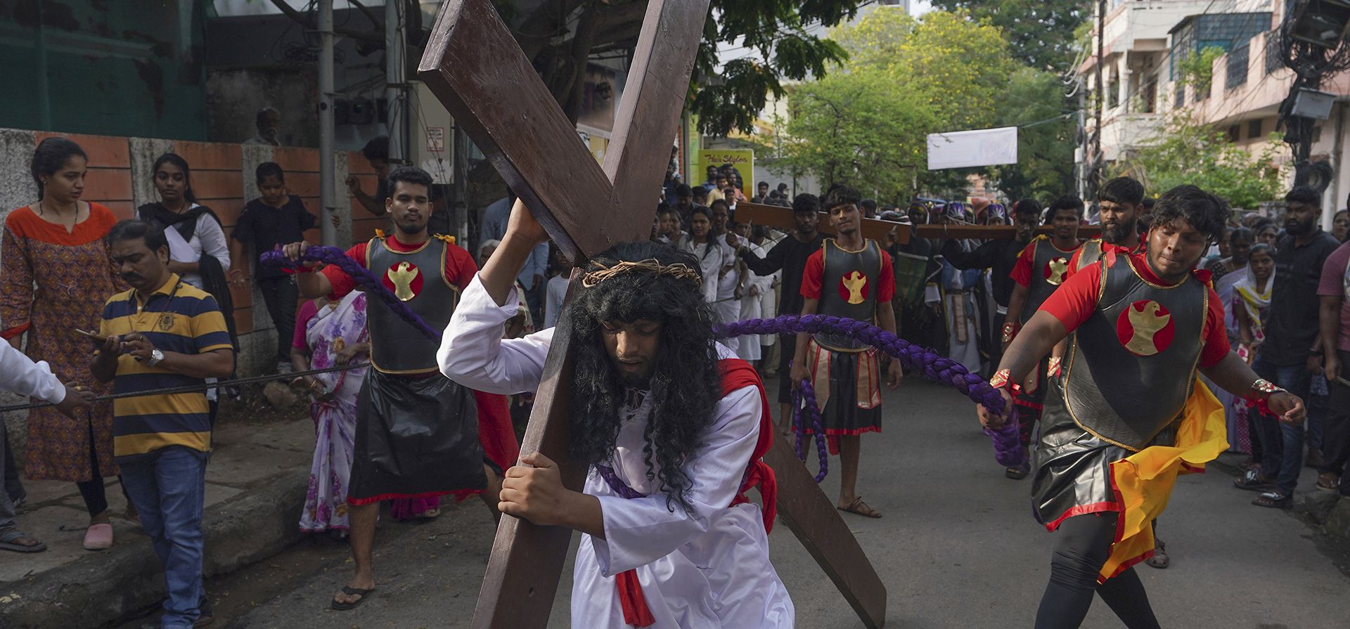 Cristianos recrean la crucifixión de Jesucristo para conmemorar el Viernes Santo en Hyderabad, India, el viernes 7 de abril de 2023. Cristianos de todo el mundo asisten a simulacros de crucifixiones y obras de teatro de la pasión que marcan el día en que Jesús fue crucificado, conocido por los cristianos como Viernes Santo. (Foto AP/Mahesh Kumar A.)
