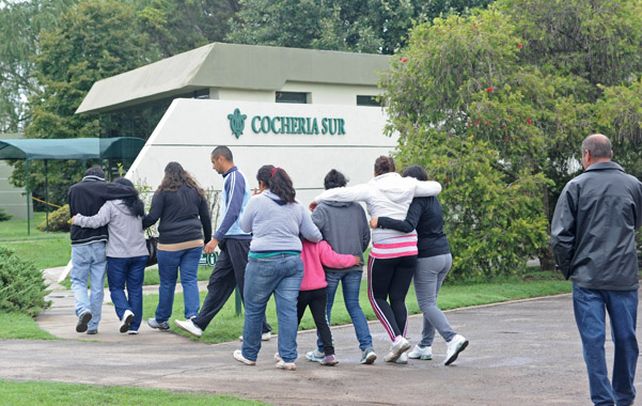 La despedida. Los familiares de Natalia Aranda llegan a la sala velatoria para darle su último adiós a la joven.
