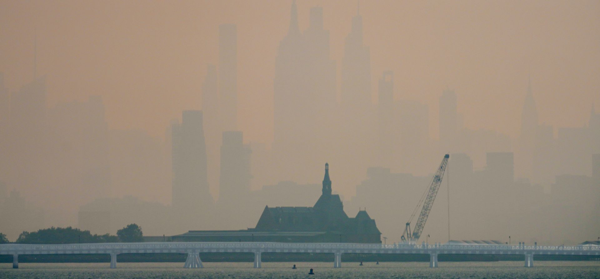 El horizonte de la ciudad de Nueva York se ve a través de una capa de humo de incendios forestales, en Jersey City, Nueva Jersey, el viernes 17 de julio de 2026. (Foto AP/Ryan Murphy) El horizonte de la ciudad de Nueva York se ve a través de una capa de humo de incendios forestales, en Jersey City, Nueva Jersey, el viernes 17 de julio de 2026. (Foto AP/Ryan Murphy)