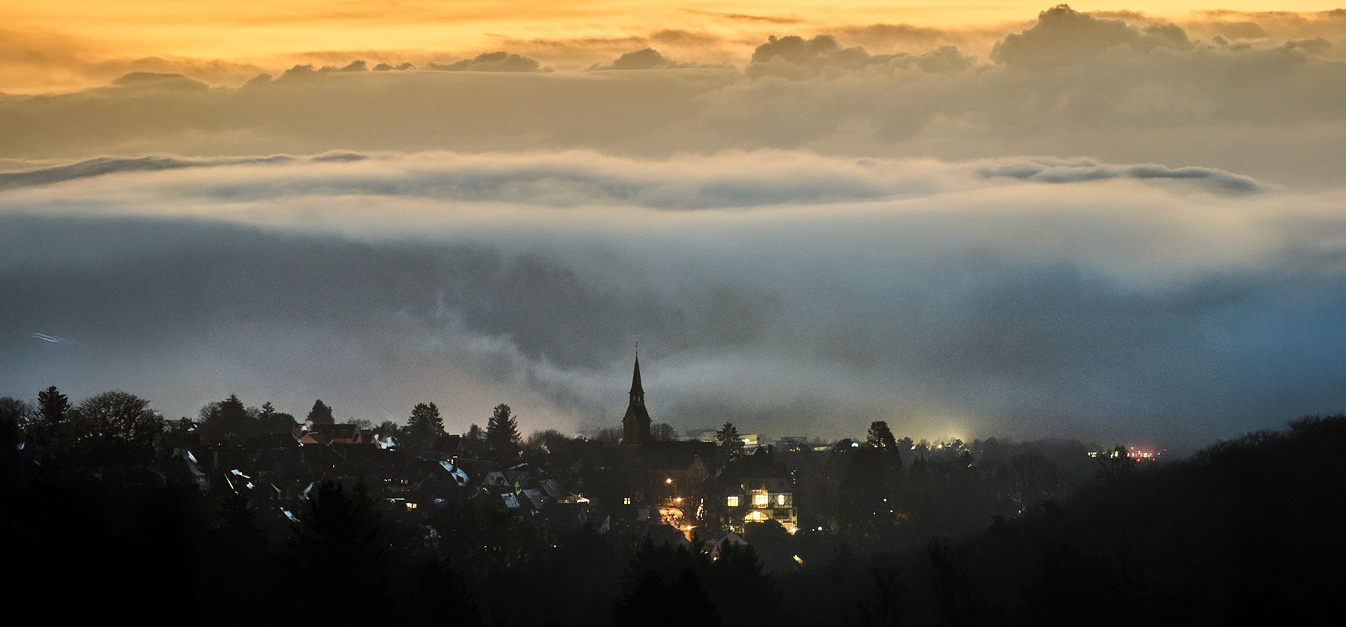 La iglesia de Kronberg se ve sobre la ciudad de Frankfurt, Alemania, cubierta de niebla, el jueves 11 de diciembre de 2025. (Foto AP/Michael Probst) La iglesia de Kronberg se ve sobre la ciudad de Frankfurt, Alemania, cubierta de niebla, el jueves 11 de diciembre de 2025. (Foto AP/Michael Probst)