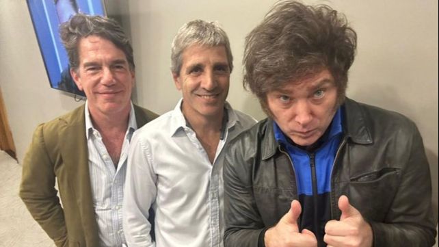 Otros tiempos. El presidente Javier Milei junto a su ministro de Economía Luis Caputo (en el centro de la imagen) y Nicolás  Posse, el exjefe de Gabinete a quien eyectó del gobierno.