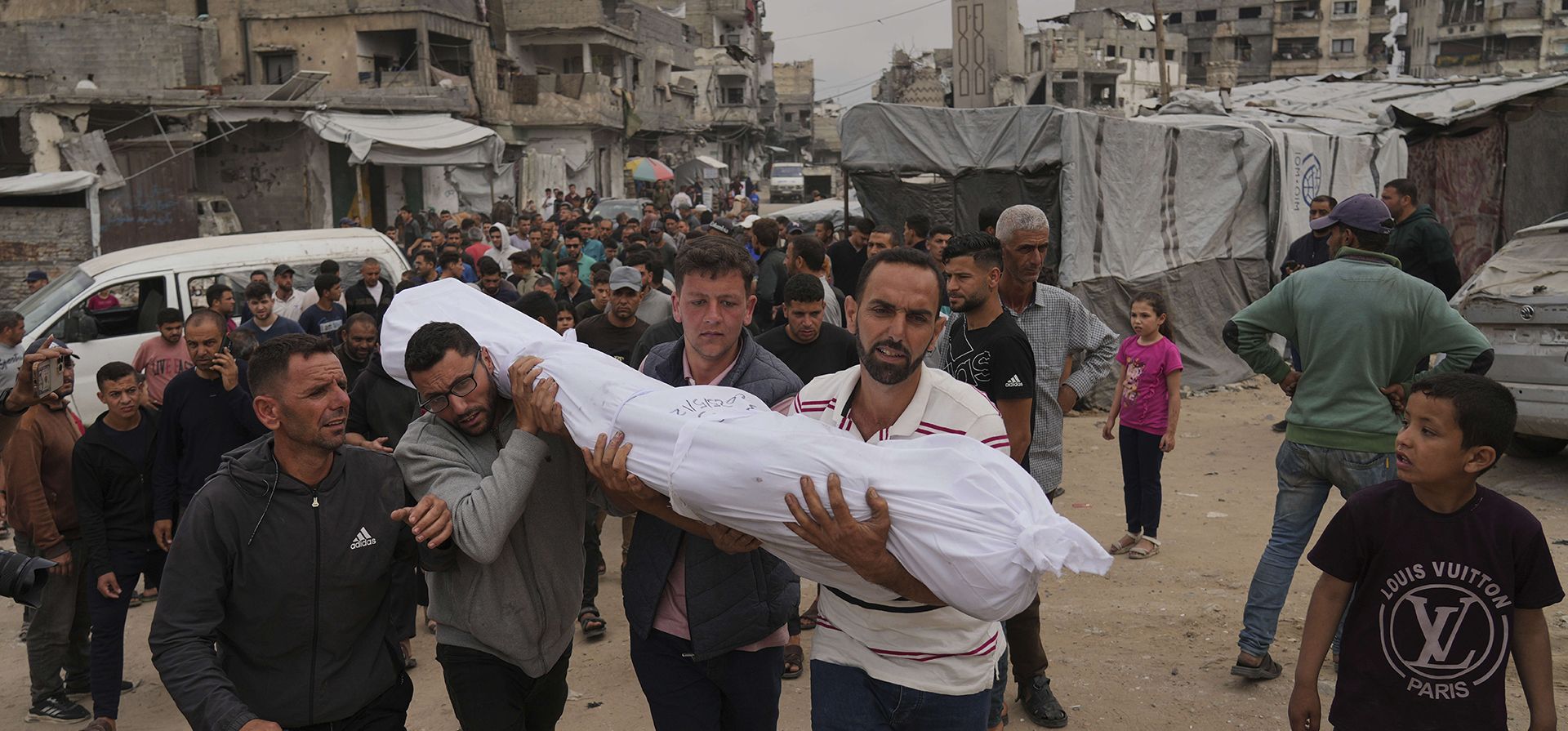 Dolientes cargan el cuerpo de un palestino para su entierro tras su muerte en un ataque aéreo militar israelí contra una escuela de la ONU en Jabaliya, al norte de la Franja de Gaza, el lunes 12 de mayo de 2025. (Foto AP/Jehad Alshrafi) Dolientes cargan el cuerpo de un palestino para su entierro tras su muerte en un ataque aéreo militar israelí contra una escuela de la ONU en Jabaliya, al norte de la Franja de Gaza, el lunes 12 de mayo de 2025. (Foto AP/Jehad Alshrafi)