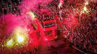 El seleccionado de Marruecos transitó en un autobus descapotable por las principales avenidas de Rabat.
