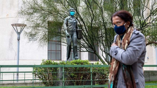 Uruguay cerró escuelas y oficinas públicas para contener el aumento de los casos de coronavirus