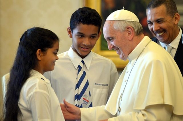 El Papa saluda a los hijos del presidente de Trinidad y Tobago