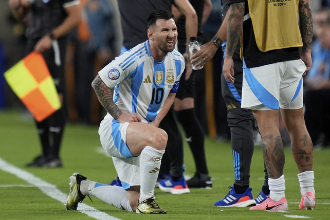Messi manifiesta una molestia en el empate entre Argentina y Chile.