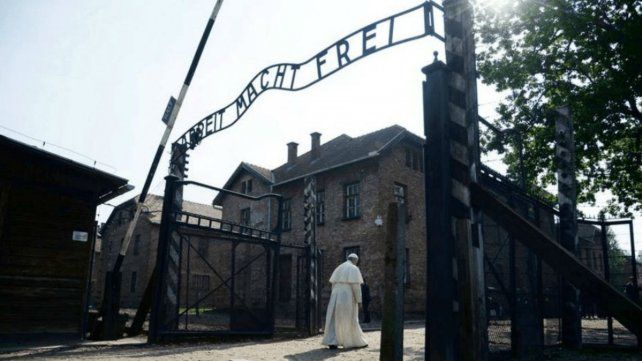 El papa Francisco pidió perdón por tanta crueldad al visitar el campo de exterminio Auschwitz