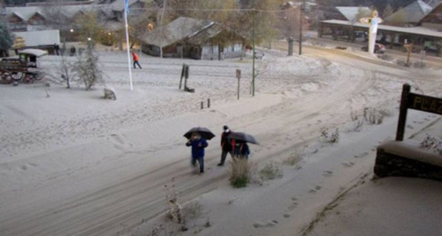 Cay&oacute; m&aacute;s ceniza en Villa La Angostura: evacuaron costas y temen aluviones