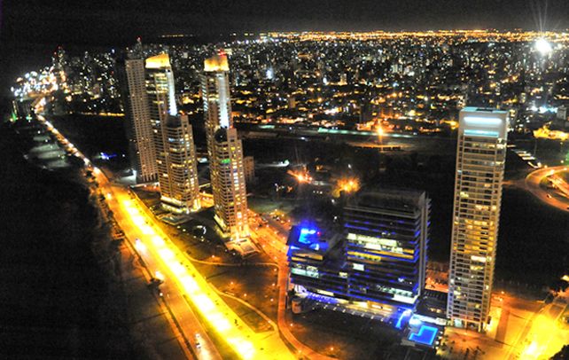 El potente haz de luz que utiliza el helicóptero es capaz de iluminar una manzana completa. (foto: Marcelo Bustamante)