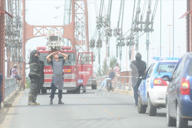 Un hombre amenaza con arrojarse al río desde el Puente Colgante