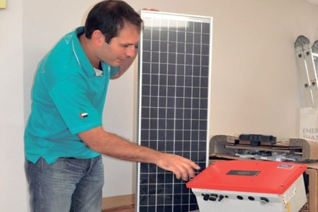 Instalación. El joven sólo espera que la EPE le provea el medidor bidireccional.