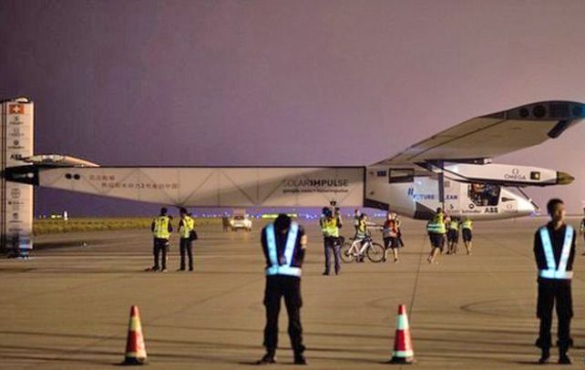 Récord. El Solar Impulse en los preparativos antes de decolar desde Nankín hacia Hawai.