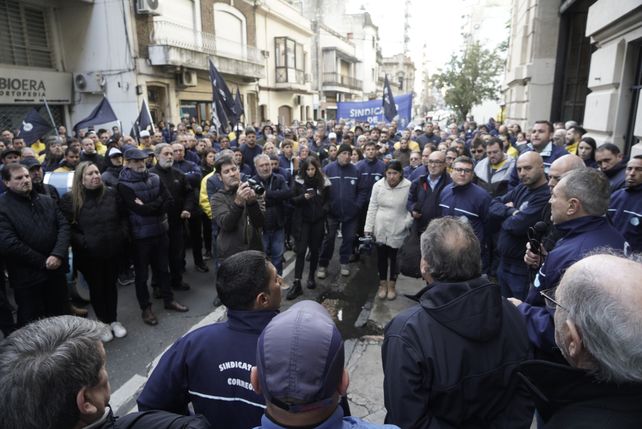 Los trabajadores del Correo Argentino se convocaron en asamblea en el ingreso por calle Buenos Aires del emblemático edificio.