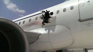 Aterrizó a salvo un avión comercial con el enorme agujero que produjo una explosión