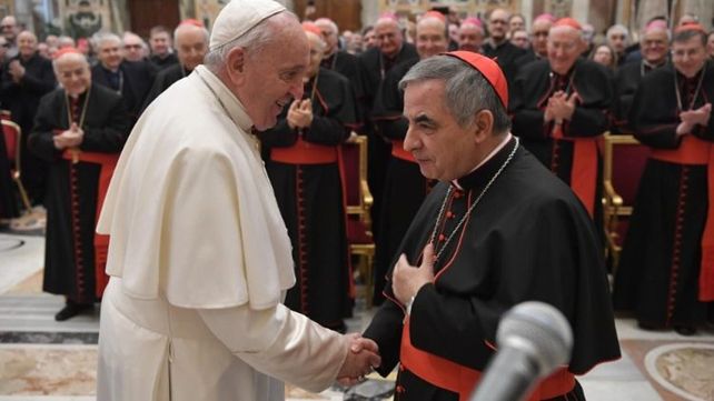 El Papa celebró la misa de Jueves Santo junto a un cardenal apartado por corrupción