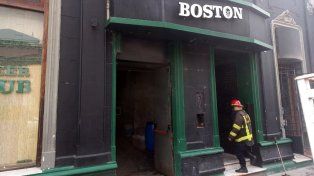 Eln bar ubicado en calle Corrientes sufrió un cortocircuito y comenzó un incendio que fue sofocado
