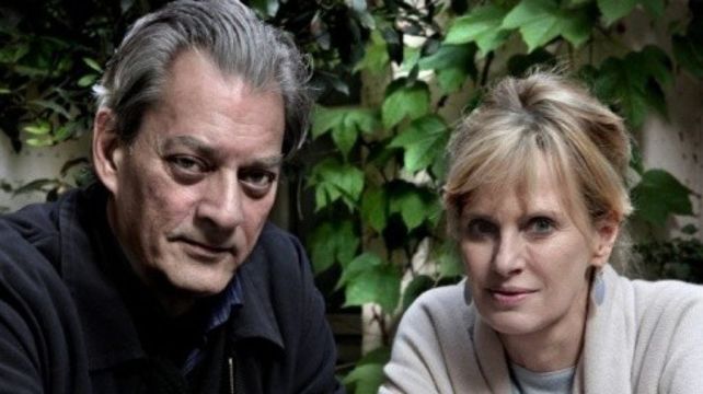 Con su famoso marido, el novelista Paul Auster.