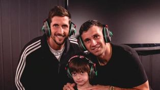 Rodrigo Rey, el Dibu Martínez y Benchu, después de hacer el video que intenta concientizar sobre el autismo.