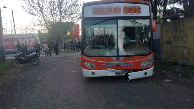 El ómnibus sufrió daños en la parte delantera como consecuencia del choque.