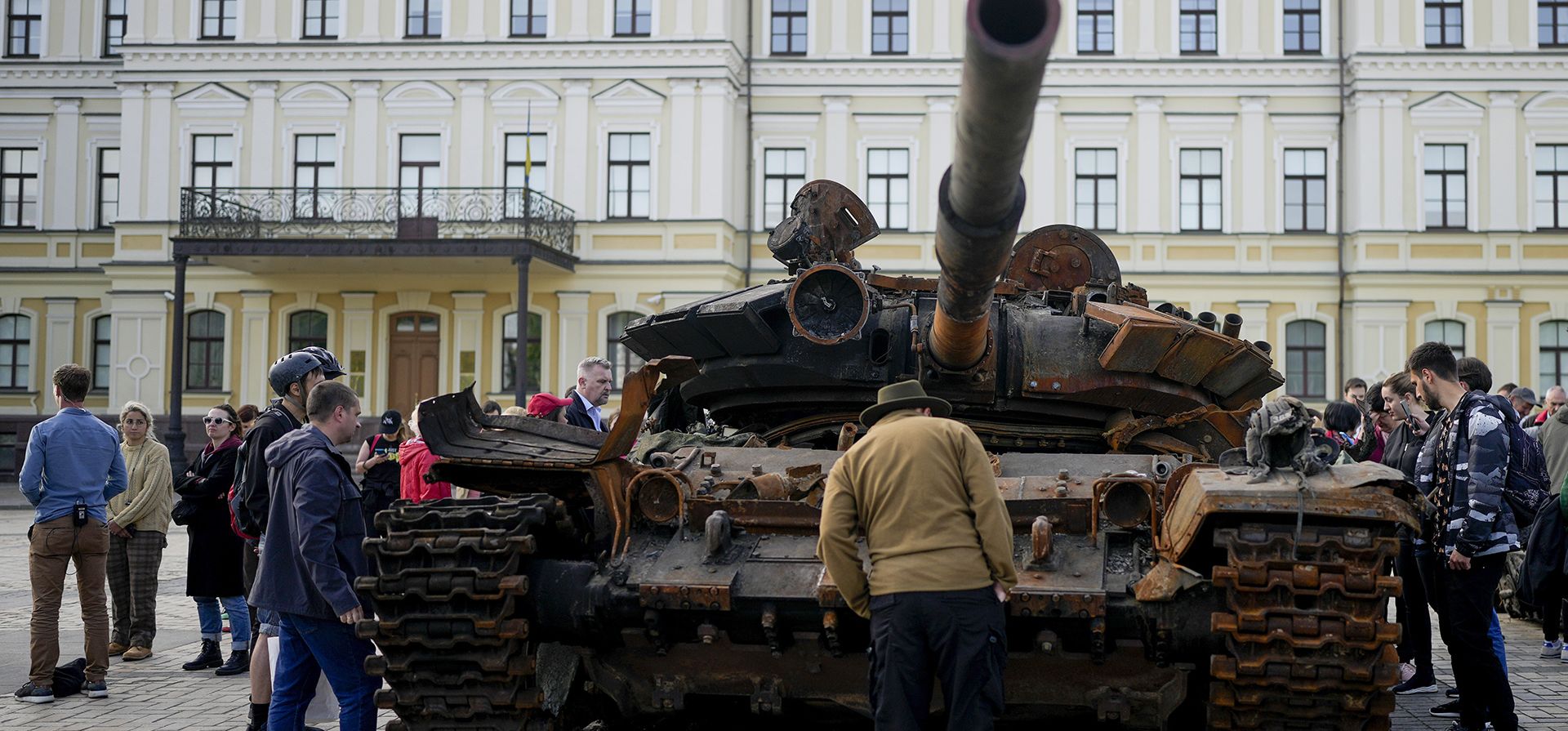 ARCHIVO - Un hombre mira un tanque ruso destruido colocado como símbolo de guerra en el centro de Kyiv, Ucrania, el 23 de mayo de 2022. Un nuevo informe de NewsGuard, una empresa de tecnología que rastrea la desinformación, identificó 250 sitios web que trabajan activamente para difundir la desinformación del Kremlin.