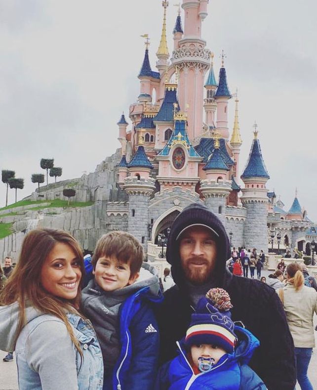 Antonella publicó esta imagen junto a sus hijos y Lionel en EuroDisney.