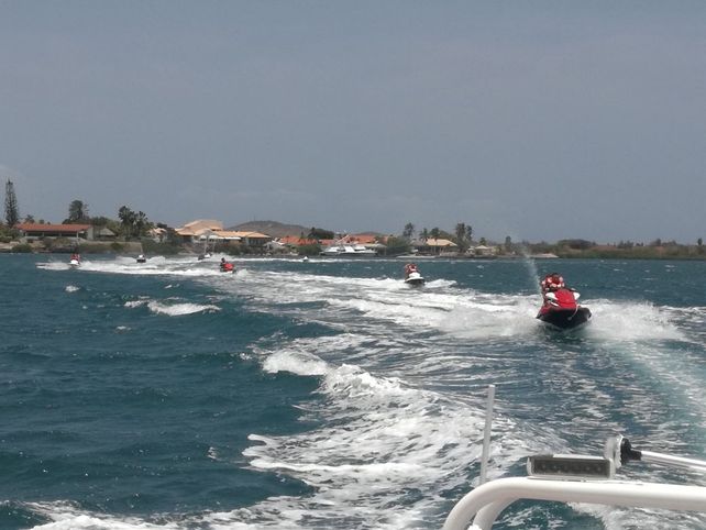 El jet ski es una de las fascinantes excursiones que se pueden hacer en Curazao.&nbsp;