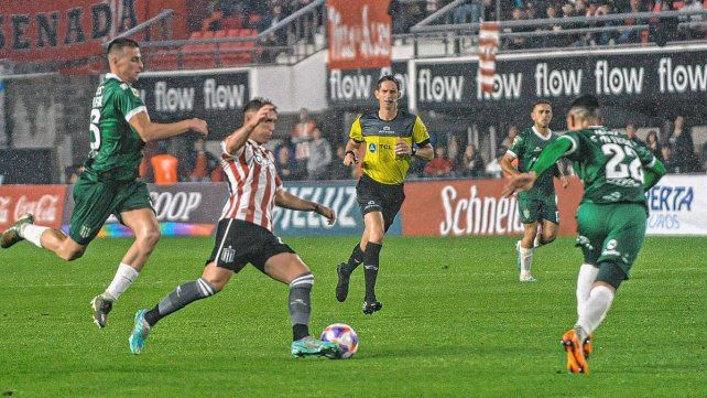 Estudiantes derrotó 1 a 0 a Banfield bajo una intensa lluvia en La Plata.