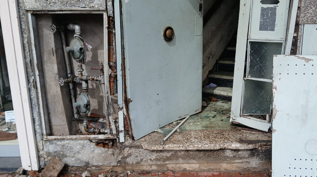 Un auto subió a la vereda y destruyó un gabinete de gas: un edificio quedó sin servicio