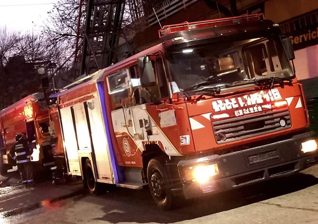 Incendio en el macrocentro: rescatan a un hombre de 70 años de un departamento