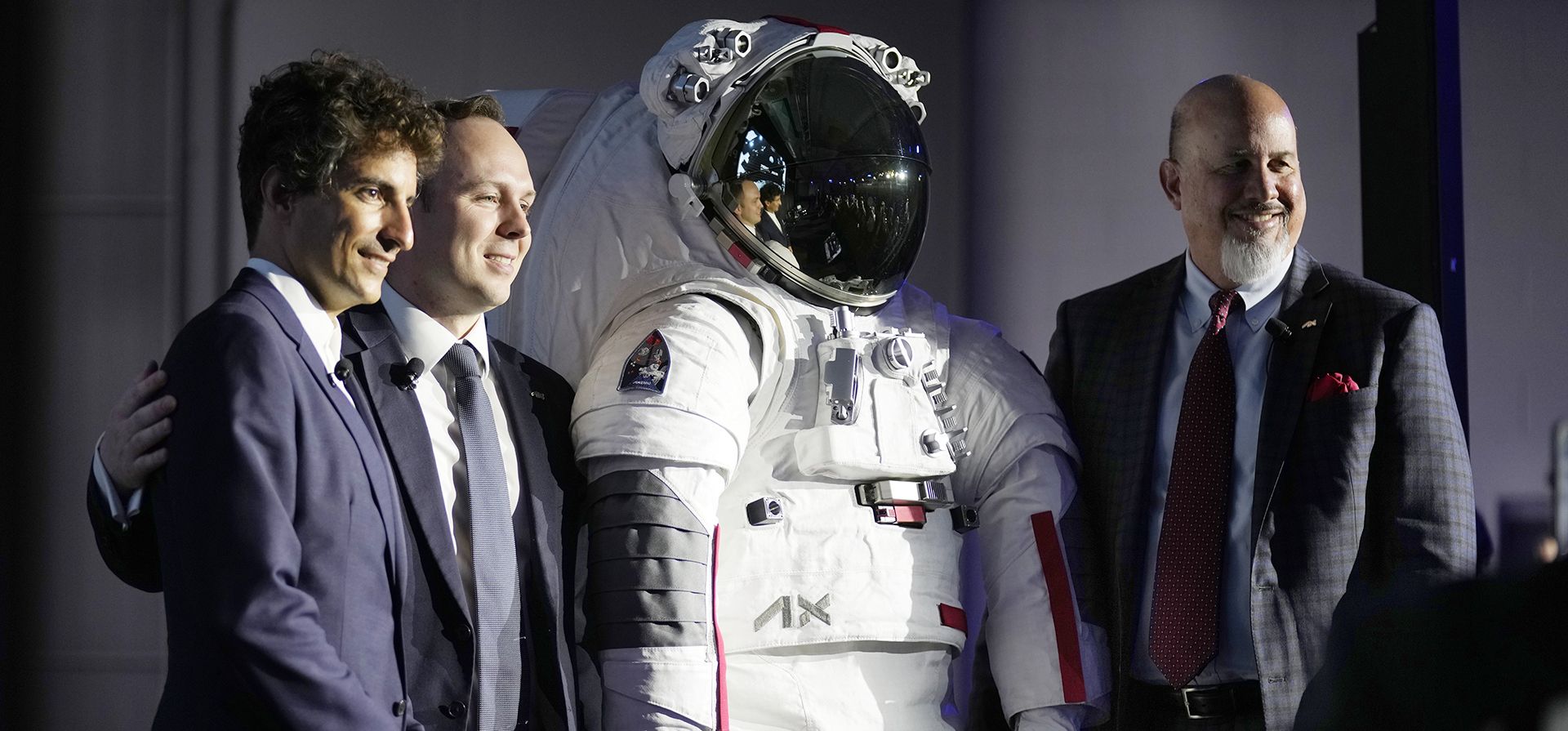 Matt Ondler, presidente de Axiom Space (derecha), Lorenzo Bertelli, director de marketing de Prada Group (izquierda) y Russell Ralston, vicepresidente ejecutivo de Axiom, posan junto al traje espacial diseñado conjuntamente por Axiom y Prada que utilizará la NASA a partir de 2026, en Milán, Italia, el miércoles 16 de octubre de 2024. (Foto AP/Antonio Calanni) Matt Ondler, presidente de Axiom Space (derecha), Lorenzo Bertelli, director de marketing de Prada Group (izquierda) y Russell Ralston, vicepresidente ejecutivo de Axiom, posan junto al traje espacial diseñado conjuntamente por Axiom y Prada que utilizará la NASA a partir de 2026, en Milán, Italia, el miércoles 16 de octubre de 2024. (Foto AP/Antonio Calanni)