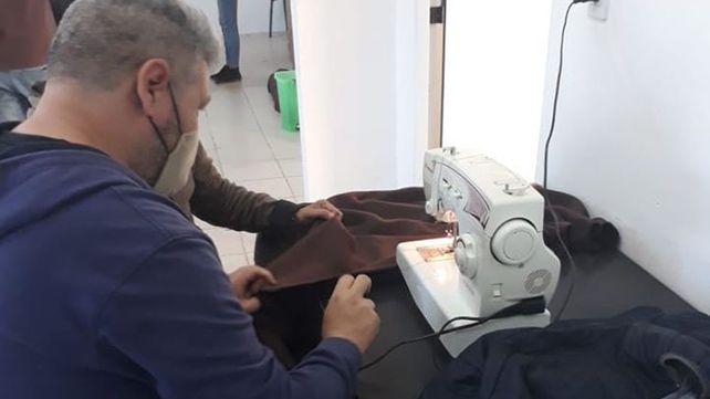 Lejos del frío de las calles confeccionan cobijas para otros