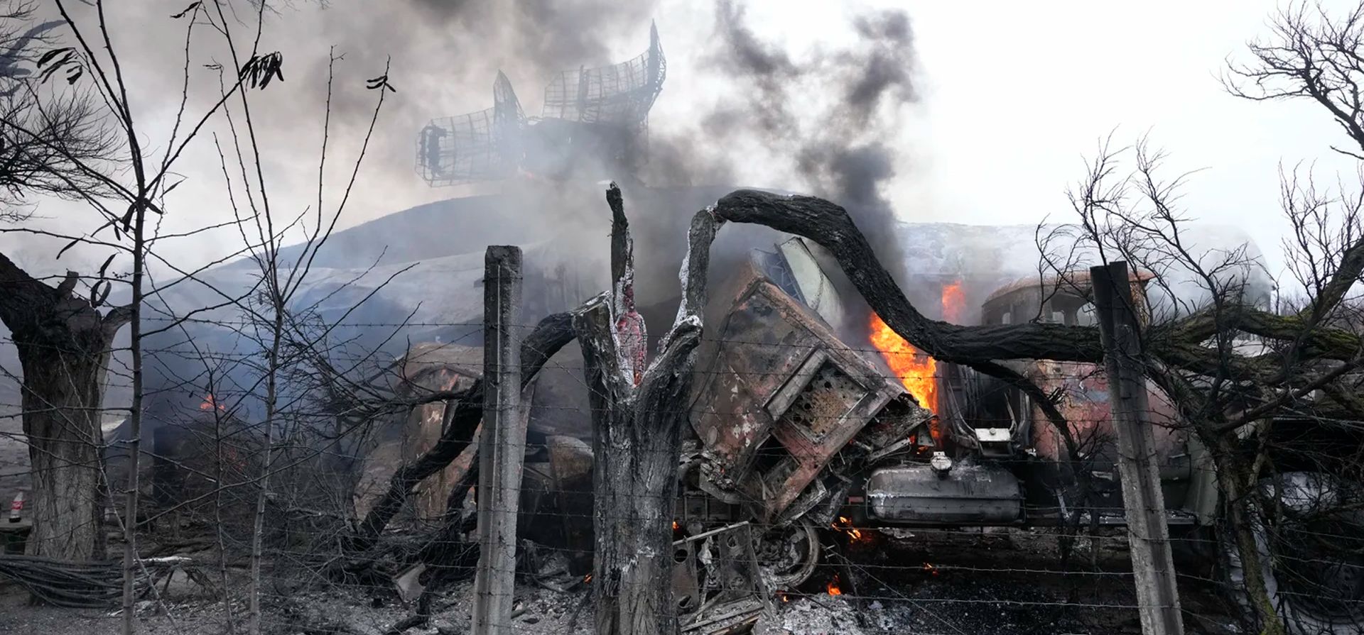 Radares dañados y otros equipos se ven en una instalación militar ucraniana en las afueras de Mariupol, luego del ataue ruso.