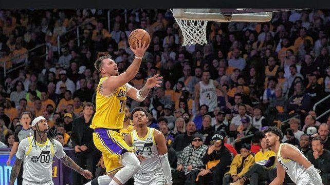 Luka Doncic tuvo sus primeros minutos con Los Ángeles Lakers en su victoria ante Utah Jazz.