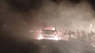 Un auto se incendió por completo en el camino de Puiggari-Racedo
