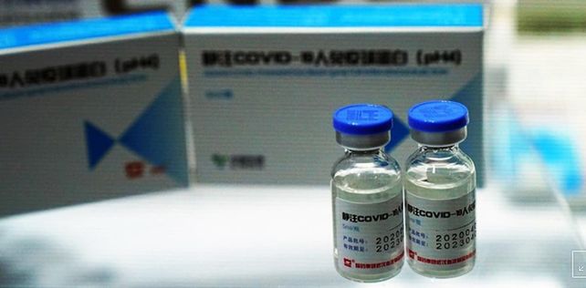 AMPOLLA. Sinopharm produce en Beijing la dosis que llegaría a nuestro país tras un pedido de Fernández.
