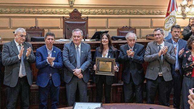 Malvinizar. Se enfatizó su visión de mantener vigente la Causa Malvinas mediante la educación y la defensa de la soberanía.